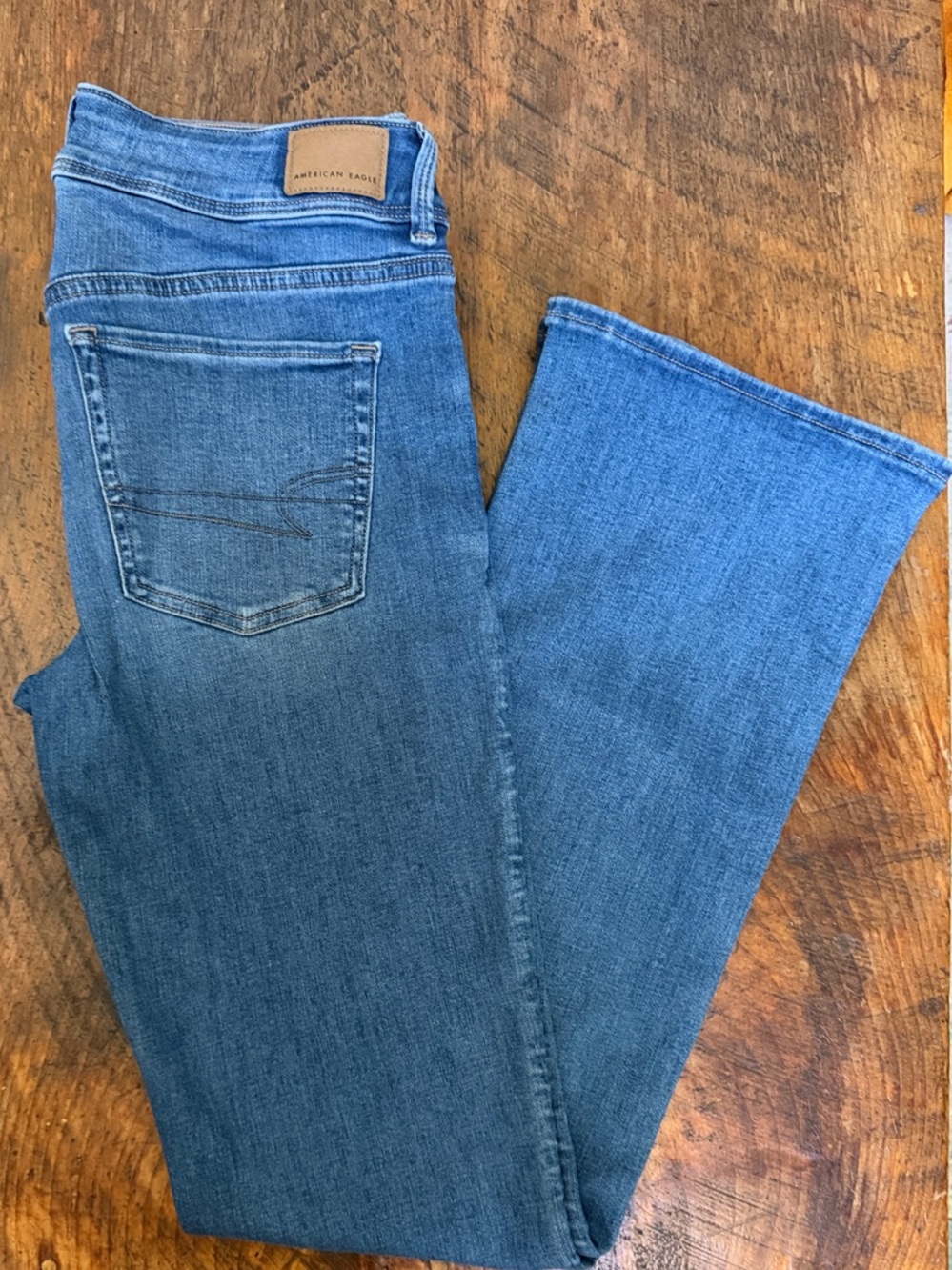 American Eagle Outfitters Flare Jeans in Medium Wash Blue
